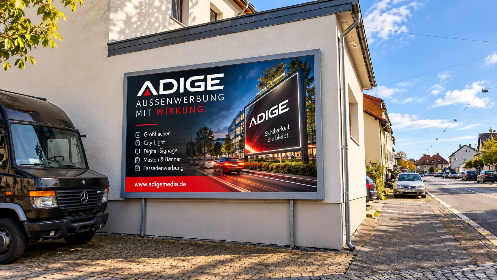 Großflächige Plakatwand an einer Hausfassade in einer Wohnstraße
