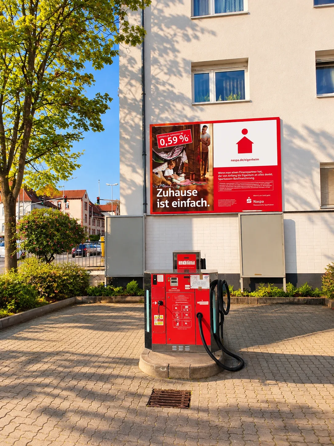 Hochformatige Plakatwerbung an einer Gebäudefassade