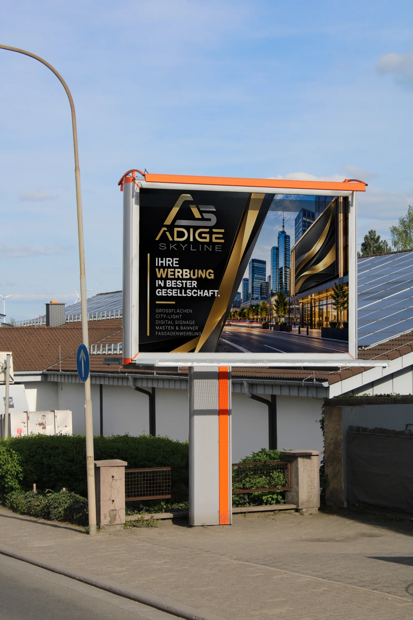 Freistehende City-Star-Werbeanlage mit ADIGE-Skyline-Motiv